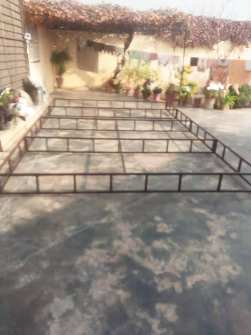 شیڈ کا فریم ہے اچھے پائپ میں بنا ہے 4