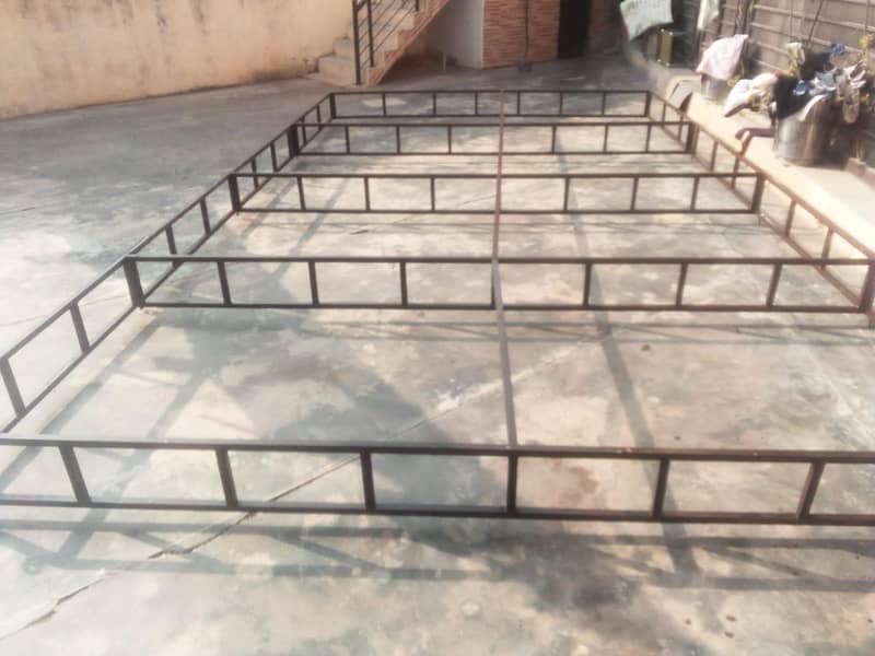 شیڈ کا فریم ہے اچھے پائپ میں بنا ہے 6