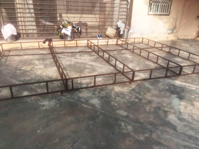 شیڈ کا فریم ہے اچھے پائپ میں بنا ہے 8