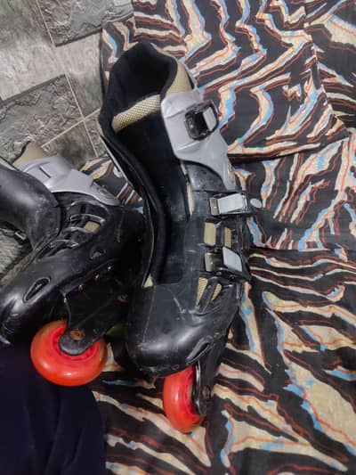 skate shoes condition used all okay but strap is broking