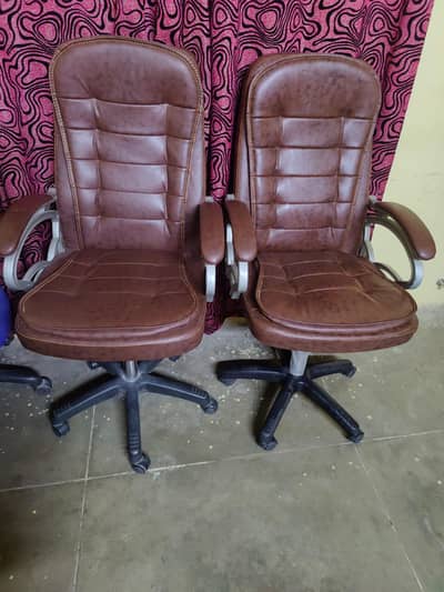 "Comfortable Office Chair — Excellent Condition, Smooth Wheels