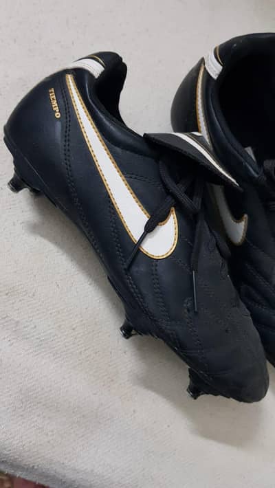 NIKE FOOTBALL SHOE