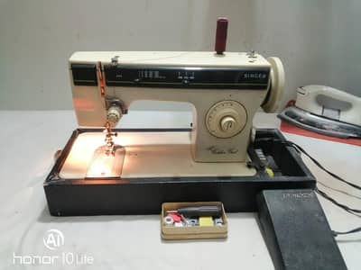 Singer Deluxe Golden Girl