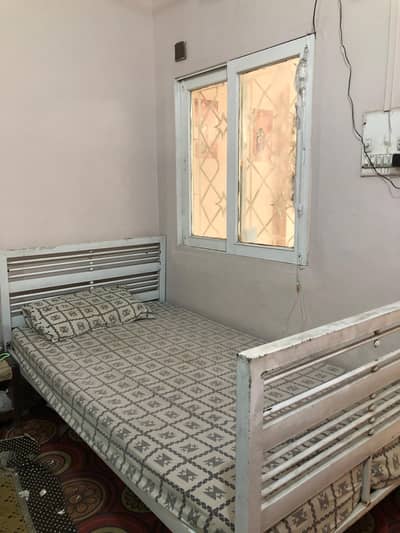 single bed se bara hai Thora