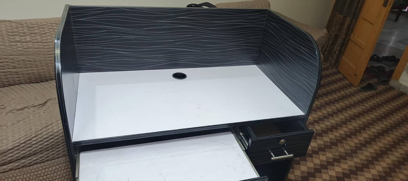 computer table                                 (early sold) 3