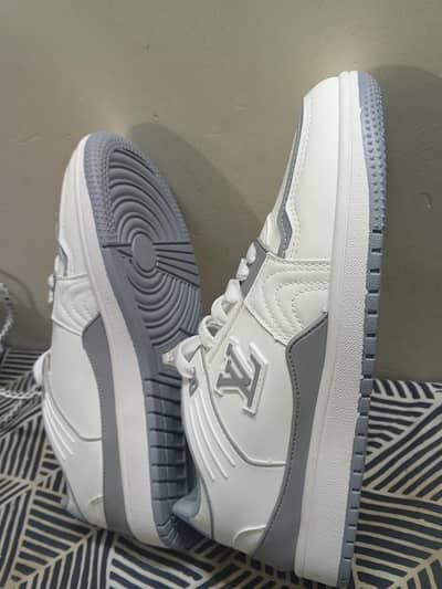New White & Grey Casual Sneakers – Size 42 – Daily Wear