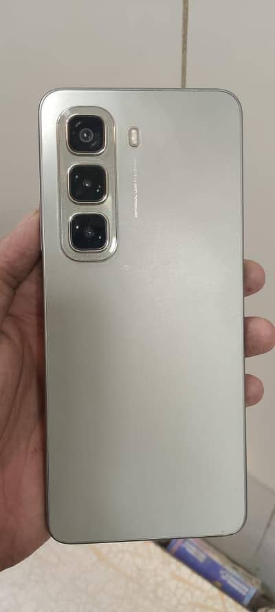 condition 10/10 complete box and  original charger