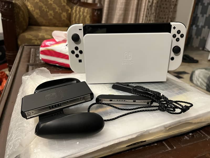 Mint condition- Nintendo switch OLED 0