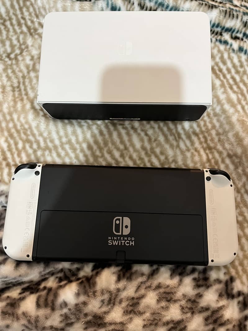 Mint condition- Nintendo switch OLED 5