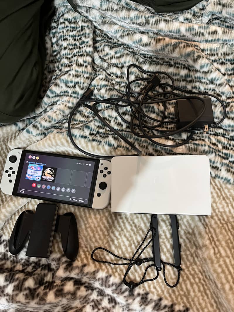 Mint condition- Nintendo switch OLED 6