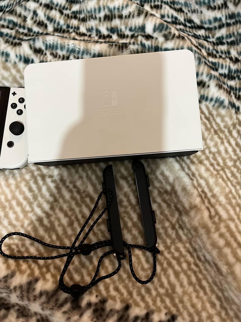 Mint condition- Nintendo switch OLED 7