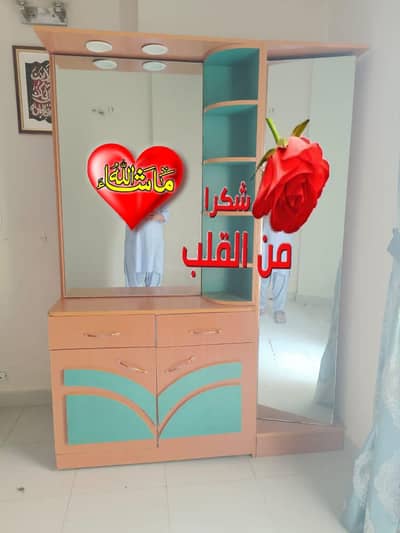 Dressing table with extra standing mirror