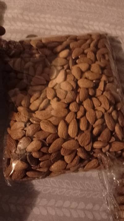 Almonds 32,00 PKR/kg | Figs (Anjeer) 33,00 PKR/kg