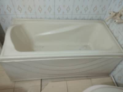 Excellent Condition Acrylic Bathtub with Free Standing Base