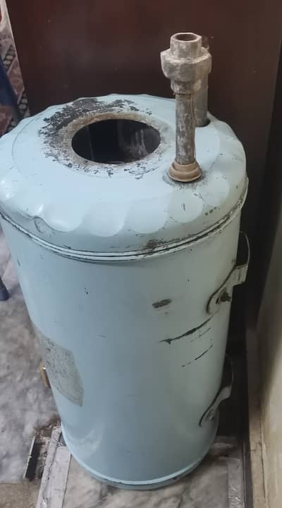 Old and unserviceable gyser on the basis of as it is. Rod u/s.