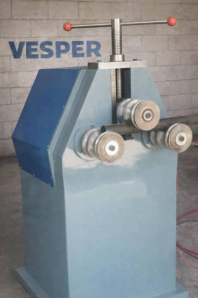 Pipe bending machine