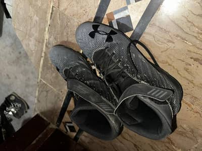 Under armor genuine shoes.