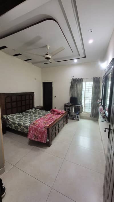 5MARLA INDEPENDED 1ST FLOOR FLAT FOR RENT IN MILITARY ACCOUNT COLLEGE ROAD LAHORE BIJLI PANI AVAILABLE USE FOR FAMILY OR BACLORS