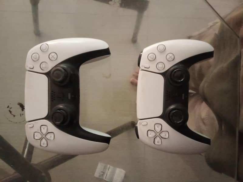 2 Original PS5 controllers (READ DESCRIPTION) 0