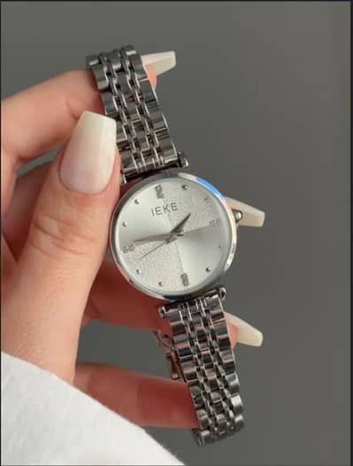 The IEKE Ladies Metal Strap Watch