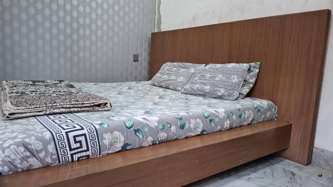 شاندار آفر! کنگ سائز پلیٹ فارم بیڈ برائے فروخت 1