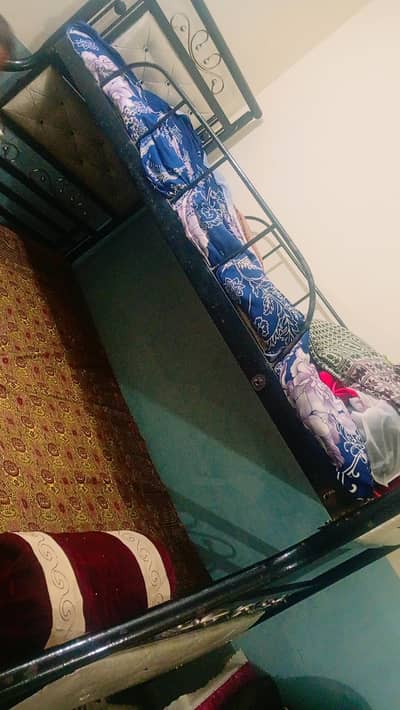 tripple bed with matresss