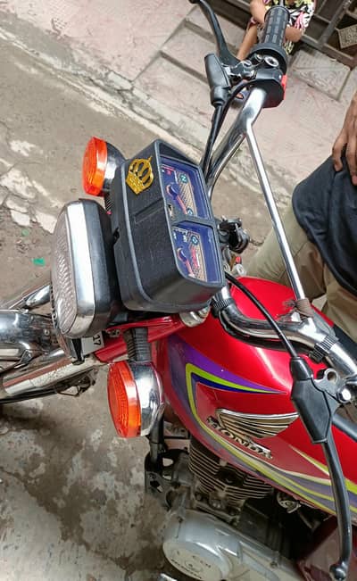 Honda 125 red COLOUR