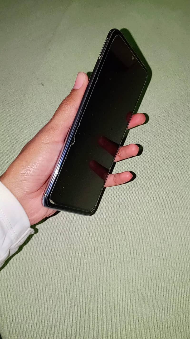 ʙᴏx ᴀɴᴅ ᴄʜᴀʀɢᴇʀ ᴀᴠᴀɪʟᴀʙʟᴇ 4