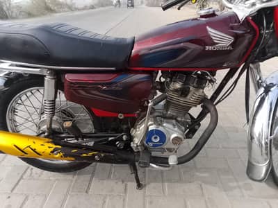 Bike Condition 10 by 10 ha koi Kam nhi hony Wala seat new Dali ha