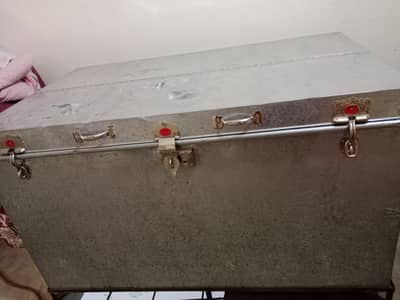 peti trunk ,,5foot,,,with stand ,,house item,,storag,,stand,,