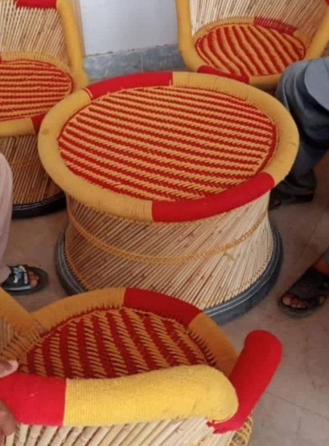 خوبصورت ہاتھ سے بنا ہوا مُڈّا چیئر سیٹ (4 چیئرز + 1 ٹیبل) 0