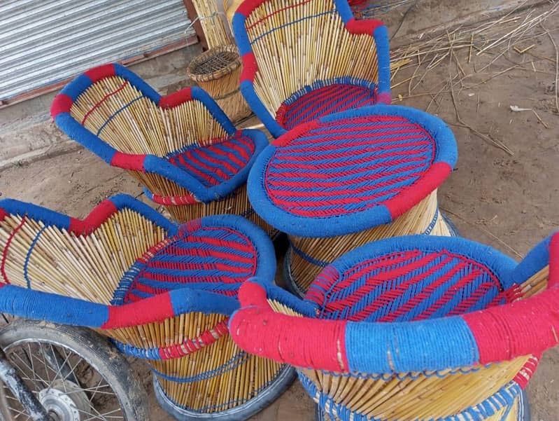 خوبصورت ہاتھ سے بنا ہوا مُڈّا چیئر سیٹ (4 چیئرز + 1 ٹیبل) 1