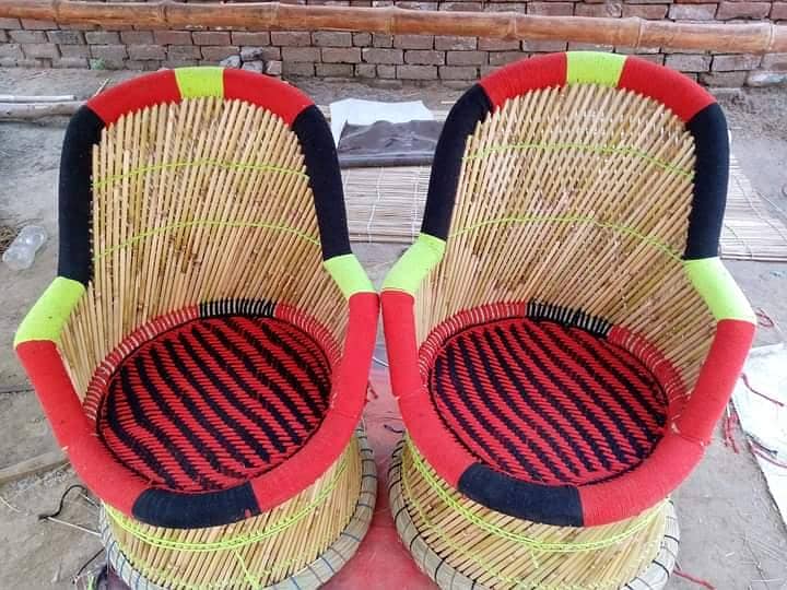 خوبصورت ہاتھ سے بنا ہوا مُڈّا چیئر سیٹ (4 چیئرز + 1 ٹیبل) 9