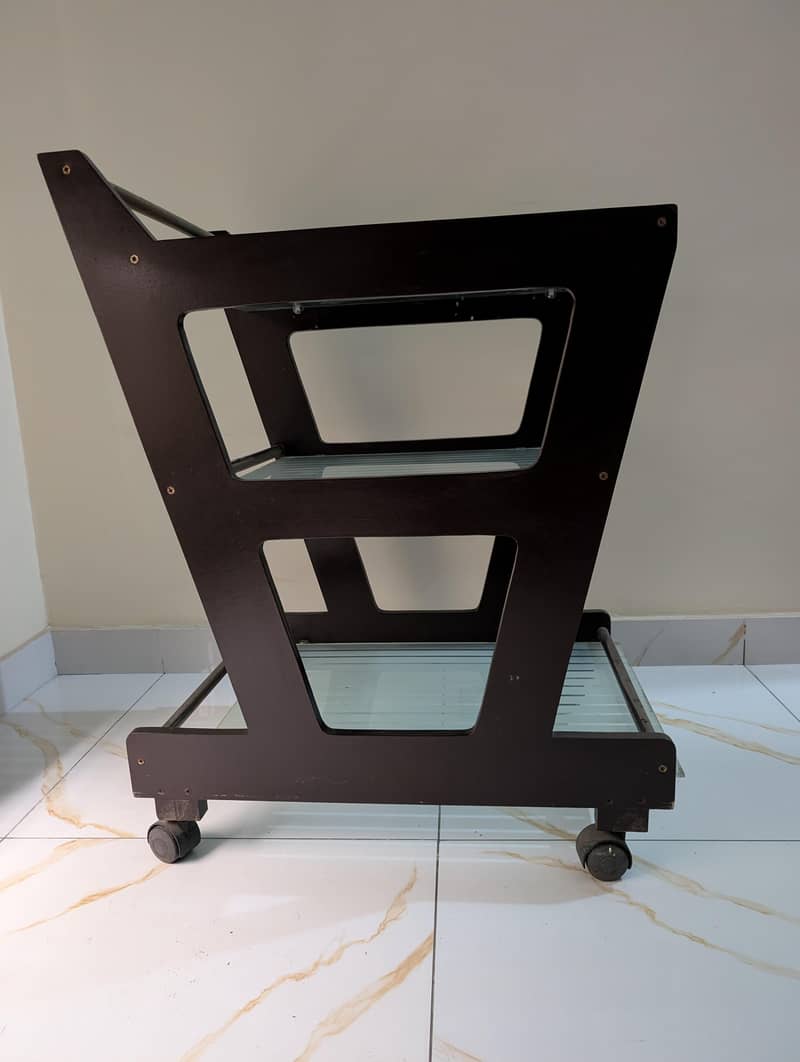 Serving Trolley for guests 1