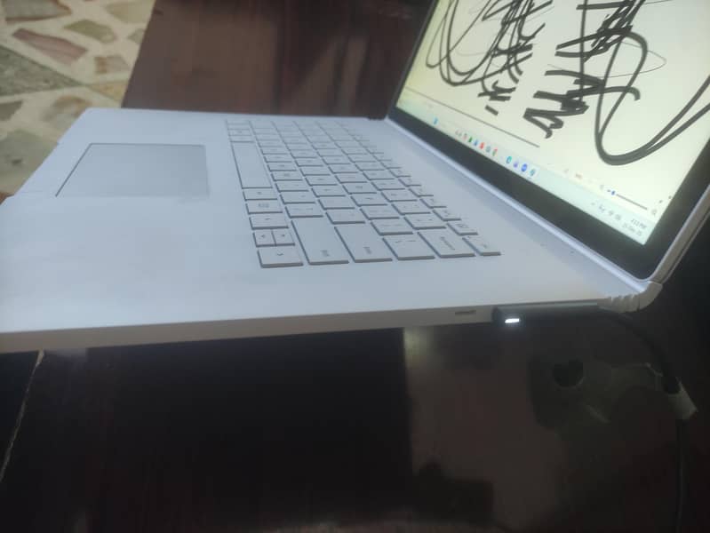 Microsoft surface book 2 8