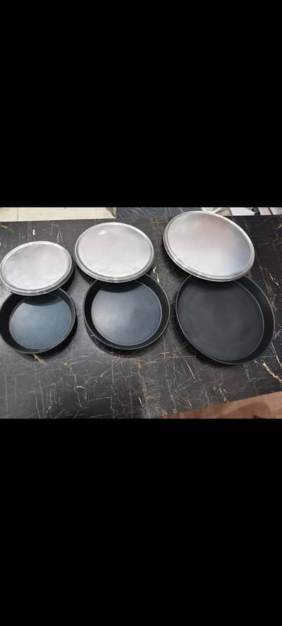 pizza pans/Impoted bowls/D-cutter/cutting board/Fork & knife/Gripper