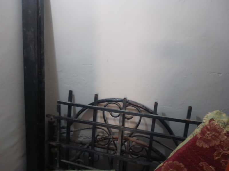 single iron bed 0