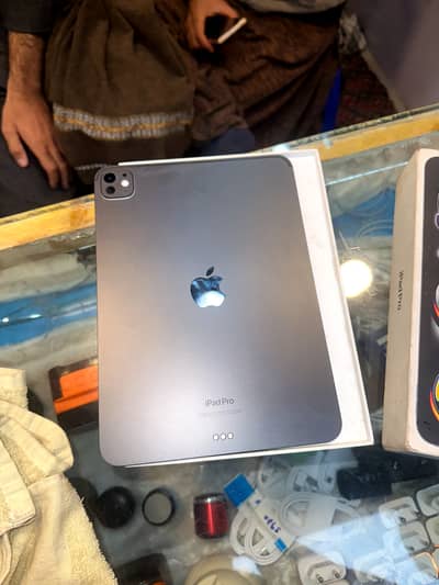 iPad pro m4 11 inch 100% battery