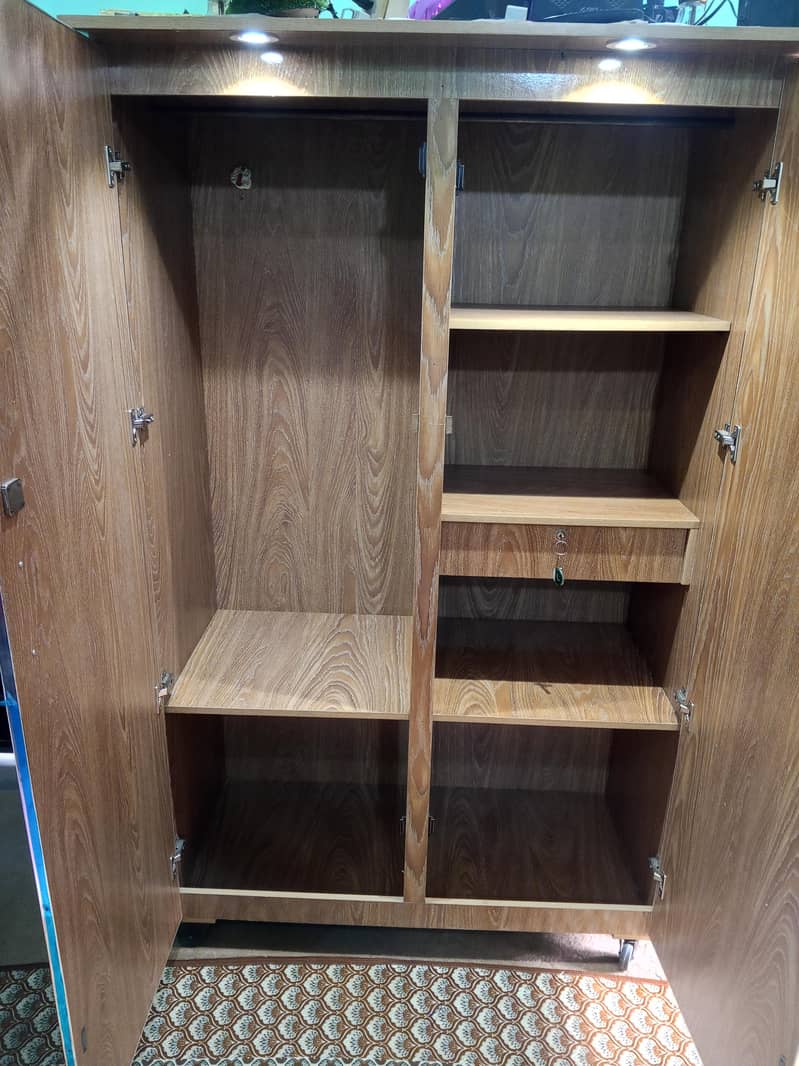 wardrobe/Almari 1
