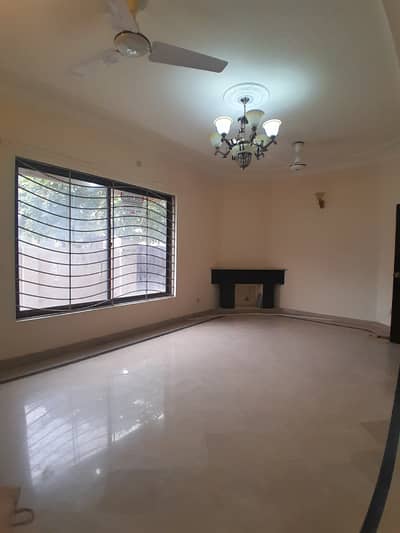 10 MARLA HOUSE AVAILABLE FOR GUEST HOUSE IN E-11/1