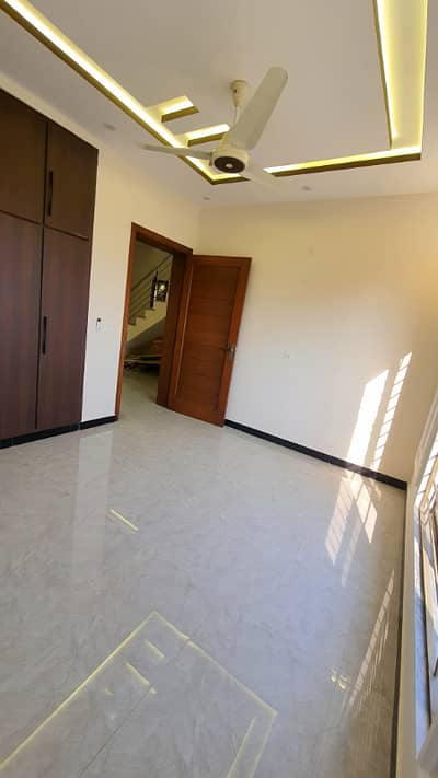 G-13/3 30*60 Proper Corner Upper Porsan For Rent Till Floor