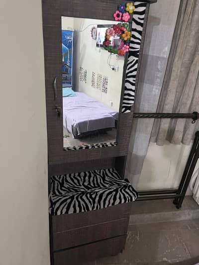 dressing table and almira