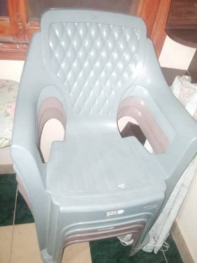 4 plastic chairs for sell