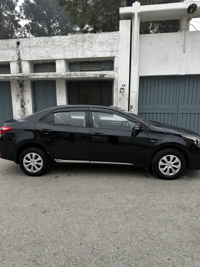 Used like brand new carolla xli black in good condition