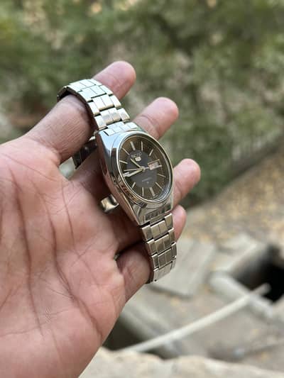 seiko 5 Automatic black dial vantage