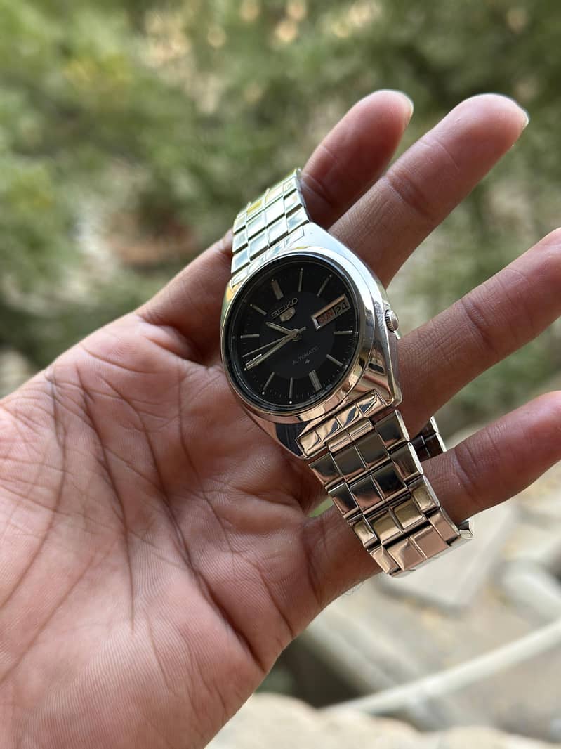 seiko 5 Automatic black dial vantage 1