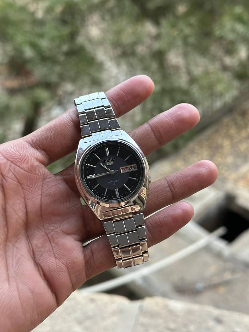 seiko 5 Automatic black dial vantage 2