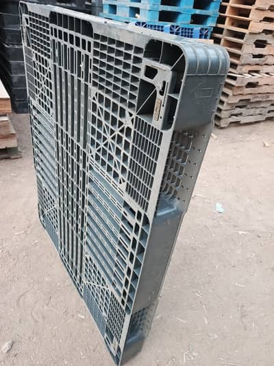 Plastic pallets / Heavy duty pallets / New & used pallets
