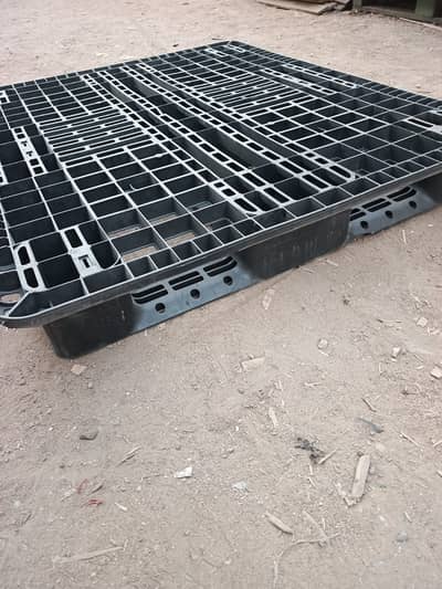 Plastic Pallet - Heavy duty pallets in Pakistan - Used pallets
