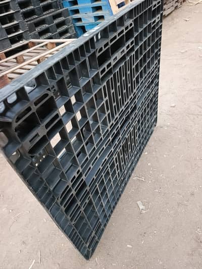 Plastic Pallet - Heavy duty pallets in Pakistan - Used pallets